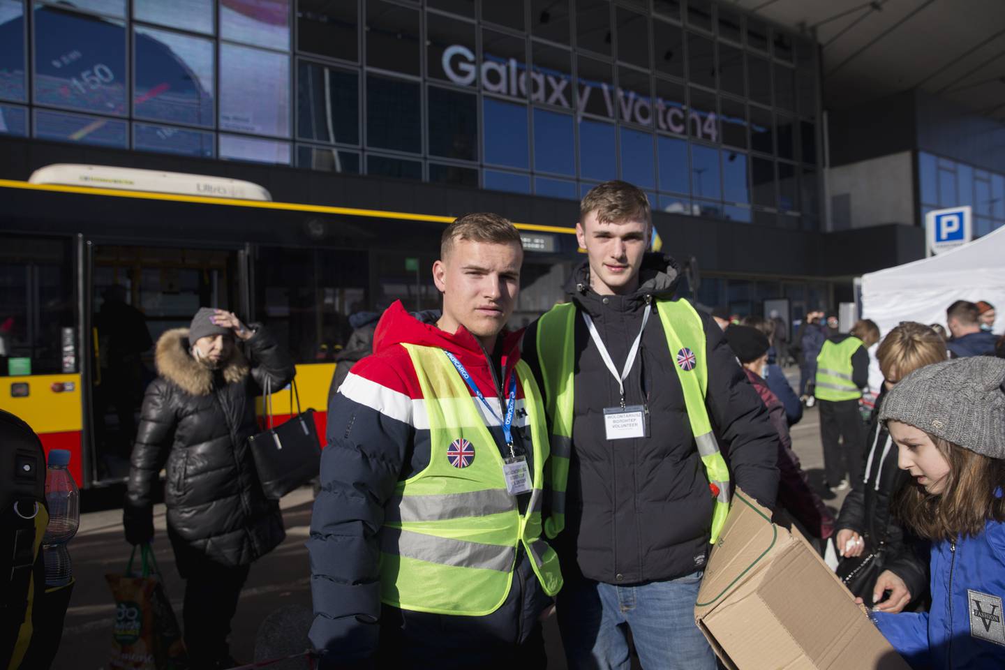 Nick og Alfie fra London jobber som frivillige i Warszawa.