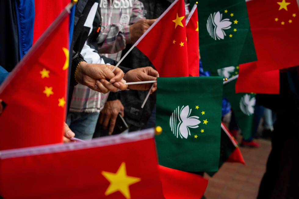 Kinesiske og macaoiske flagg viftes i forbindelse med et besøk av kinesiske myndigheter i 2018. Nå nektes demokratiforkjempere å stille til valg i den delvis autonome regionen.
