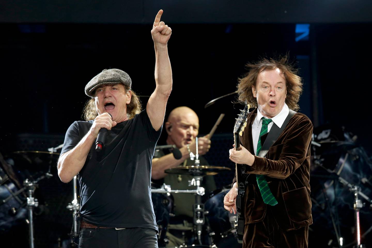 OSLO  20150717.
Vokalist Brian Johnson og gitarist Angus Young under AC/DC konserten på Valle Hovin i Oslo fredag kveld. 
Foto: Cornelius Poppe / NTB
