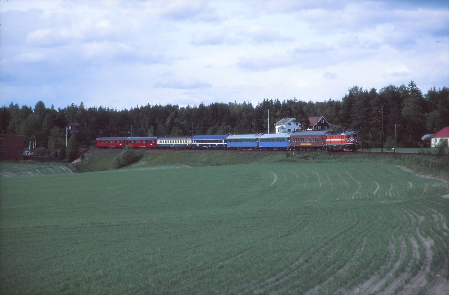 Slik kunne et utenlandstog se ut i 1991. De tre første vognene skulle til Göteborg, de to neste til Hamburg og de to bakerste til Sverige.