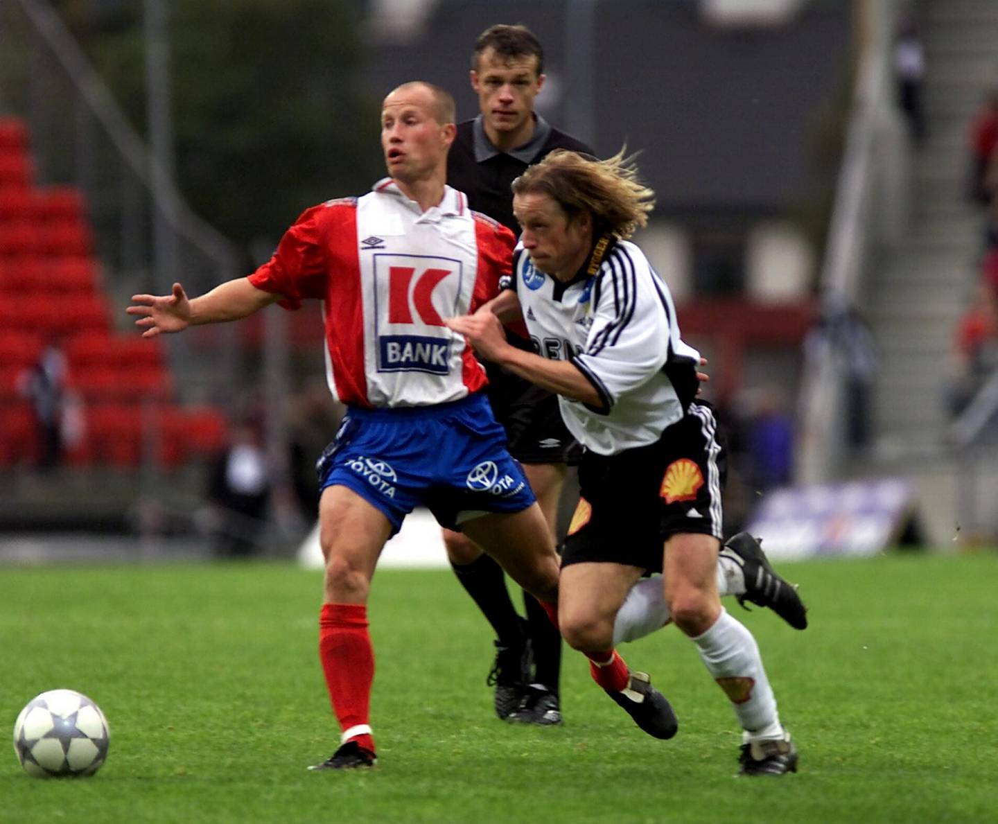 
TRONDHEIM 20010930
Lyn møtte Rosenborg på Lerkendal i fotballens eliteserie søndag, en kamp som endte 1-1. Her går RBKs Ørjan Berg t.h forbi broren Runar Berg som spiller for Lyn.
Foto: Gorm Kallestad / SCANPIX