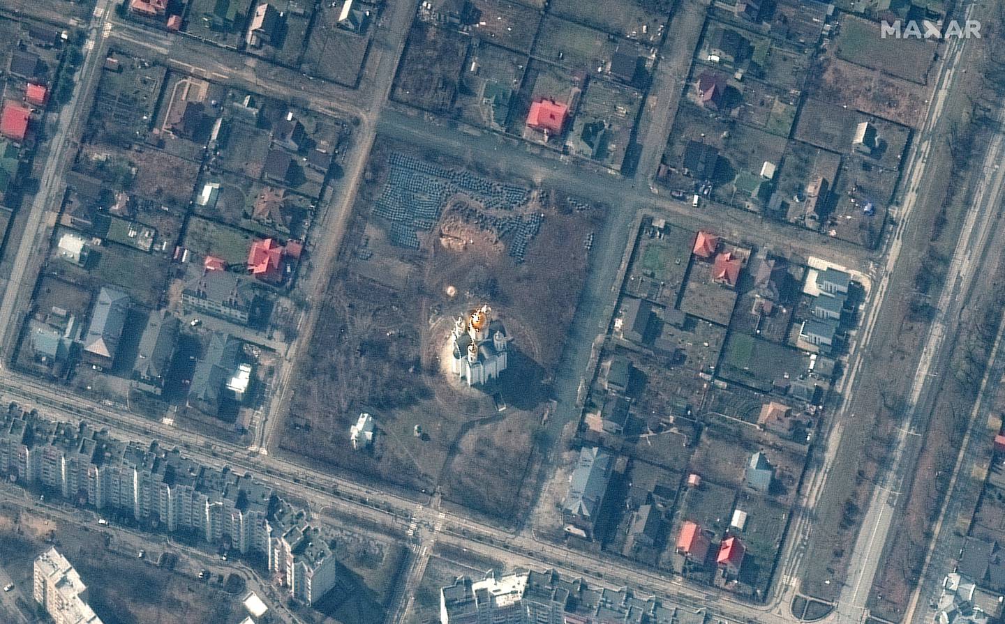 Et satelittbilde fra det private selskapet Maxar Technologies viser Butsja, med en kirke i sentrum og det som skal være en mulig massegrav.