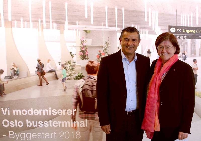 GLEDER SEG:  Direktør i Akershus Kollektivterminaler, Jafar Altemem og fylkesordfører Anette Solli. FOTO: TOM VESTRENG