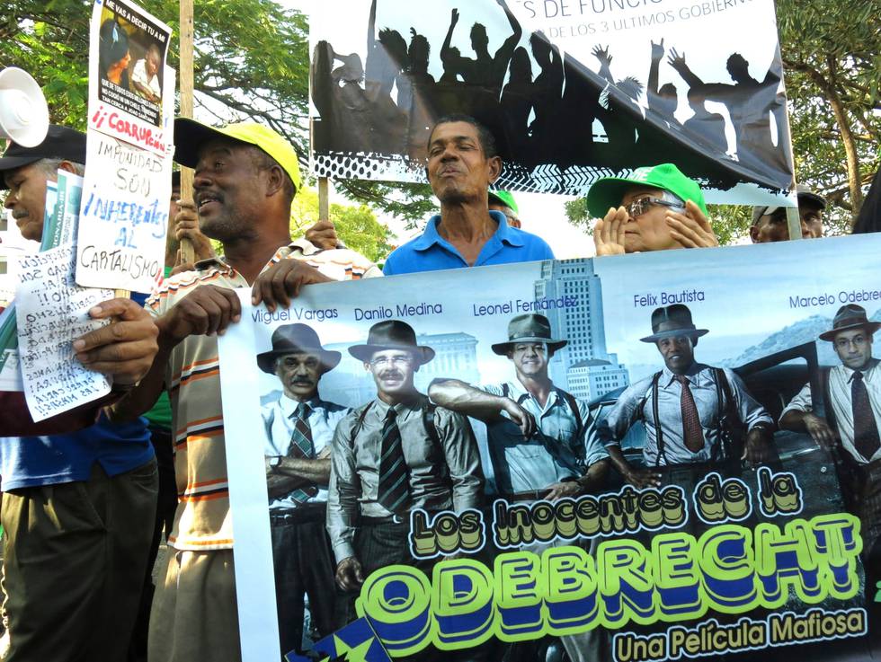 Demonstranter i Den dominikanske republikk marsjerer mot det brasilianske gigantselskapet Odebrecht.

