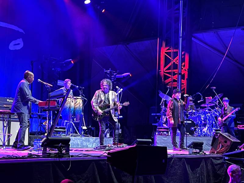 Steve Lukather og Joseph Williams er i godt slag med Toto, med deres celebre tangentvikar Greg Phillinganes til venstre.