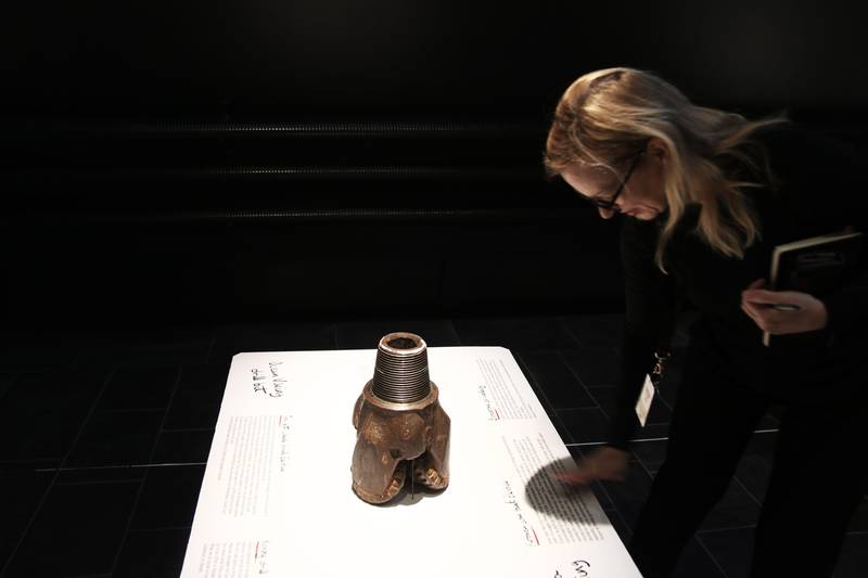 Anja W. Fremo er utstillings- og formidlingsleder hos Norsk Oljemuseum. Hun forteller at du blant annet kan få se oljekronen som fant olje på Ekofiskfeltet. FOTO: INGEBORG SCHRIWER