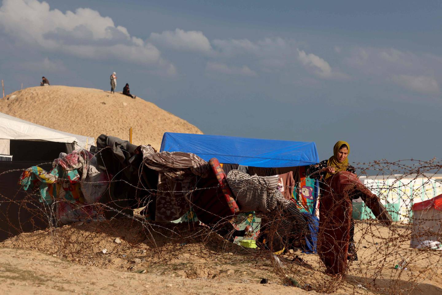 Livet fortsetter i en provisorisk leir satt opp ved stranda av mennesker som flyktet til Rafah, sør på Gazastripen.
