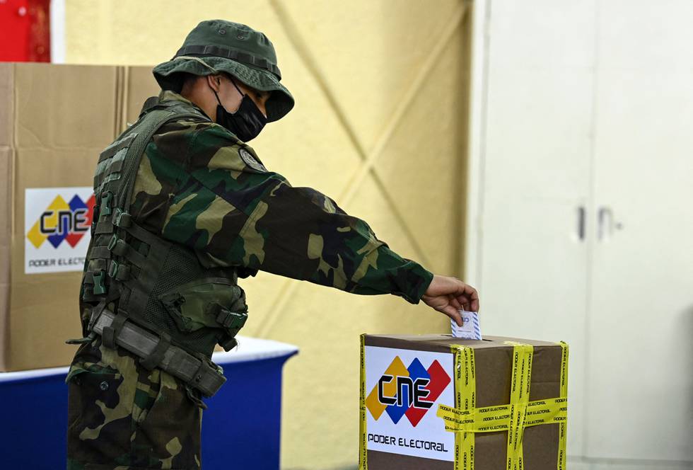 På bildet: Et medlem av den bolivianske nasjonalgarden avgir sin stemme under valget 21. november 2021.
