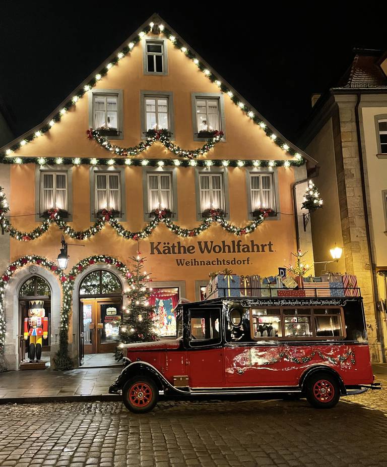 Käthe Wohlfahrt er kanskje verdens mest kjente julebutikk-kjede. I Herrngasse i Rothenburg ligger deres store julehus, med den berømte julebilen stående utenfor. Her er det jul hele året.