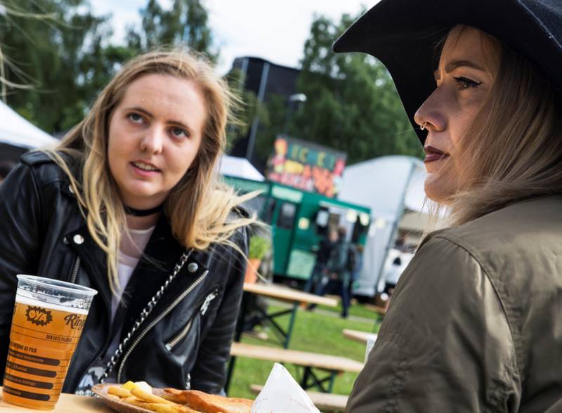 Mina Solstad Nergaard (22, t.v.) og Eline Solstad Larsen (24) spiser hjemme før de drar på Øya hver dag. De har belaget seg på å bruke mye penger denne uka.
