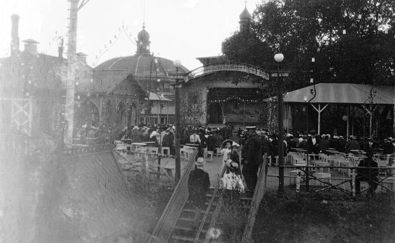 På slutten av 1800-tallet utvikla Christiania Tivoli seg til et forlystelsessted for hele familien. Her fotografert i 1895–1900.