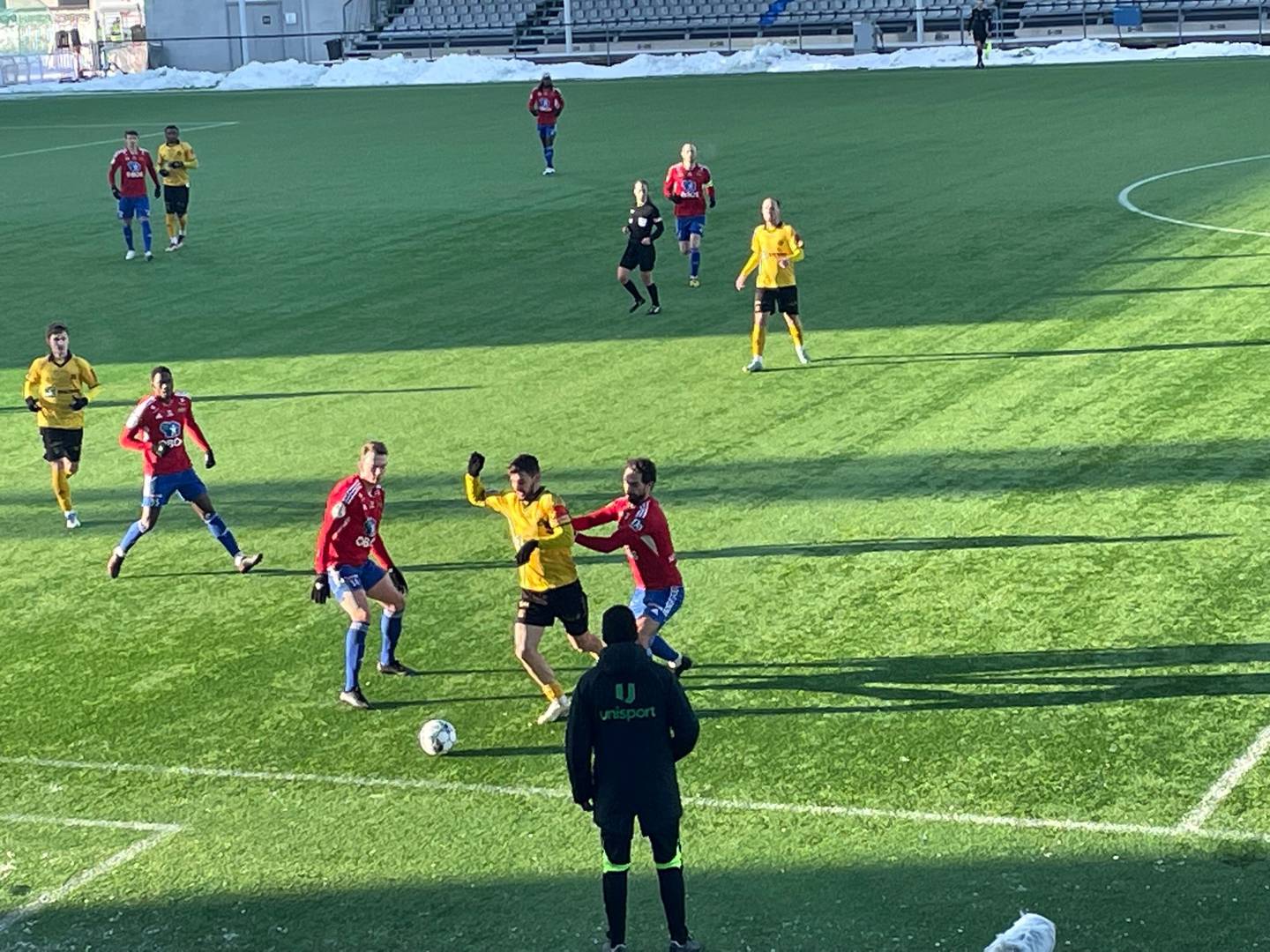 Erik Nordengen jager ballen på Sarpsborg stadion.