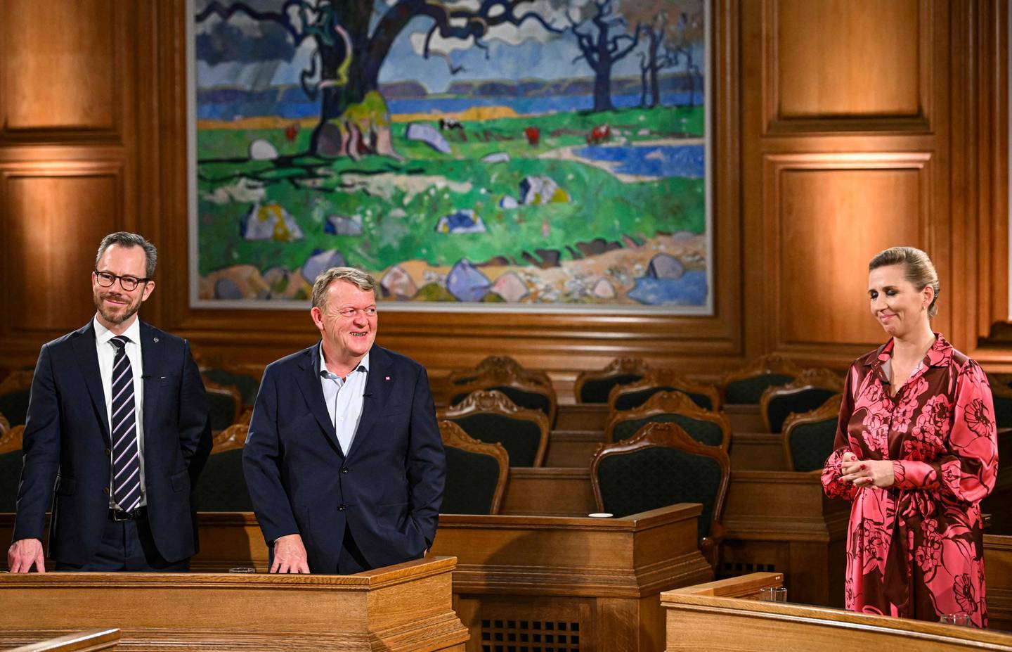 Venstres Jakob Ellemann-Jensen og Moderaternas Lars Løkke Rasmussen sammen med statsminister Mette Frederiksen under partilederdebatten valgnatten.
