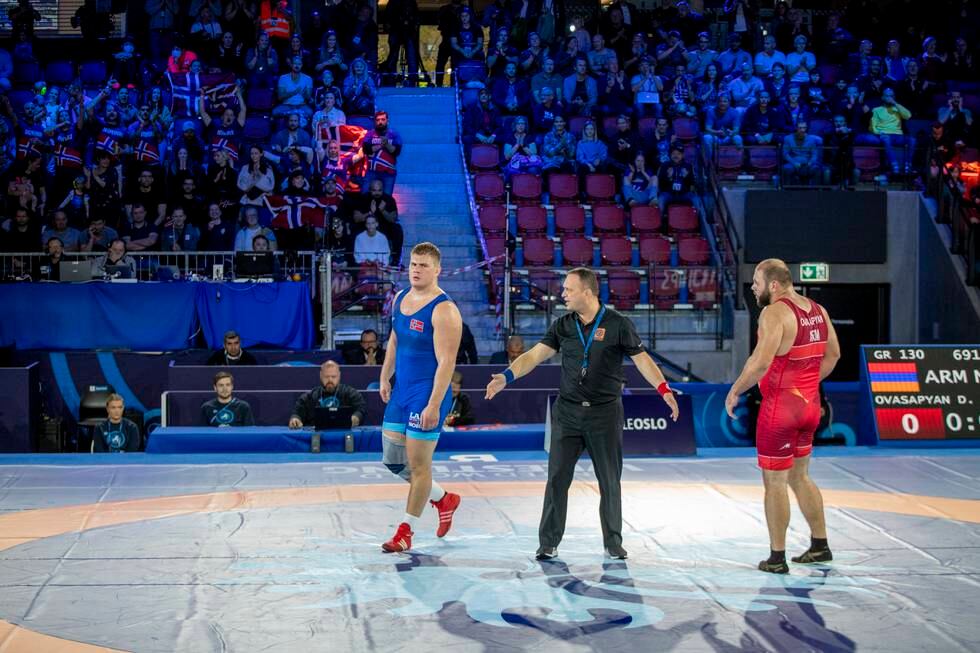 Oskar Marvik slo David Ovasapyan fra Armenia i klasse 130 kg under lørdagens kamper i årets bryte-VM på Jordal Amfi.