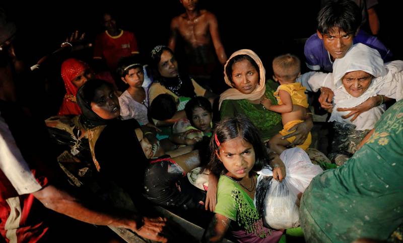 Eldre og barn var blant flyktningene som onsdag ankom Teknaf i Bangladesh, etter å ha flyktet fra     Myanmar.