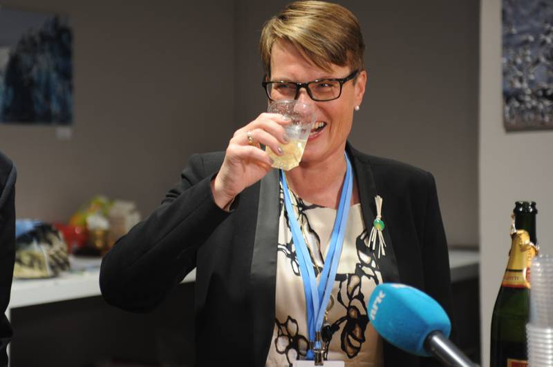 Klima- og miljøvernminister Tine Sundtoft skålte i champagne etter t klimaavtalen var vedtatt lørdag kveld Foto: Erik Martiniussen). 

