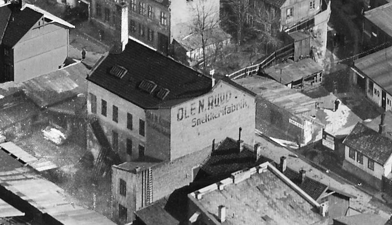 Ole N. Ruuds Snekkerifabrik la beslag på 1800 kvm i bygningen med navn på gavlen i forgrunnen, Gøteborggata 32. Bilfirmaet Kolberg & Caspary holdt til over gata. Utsnitt av foto fra cirka 1936.