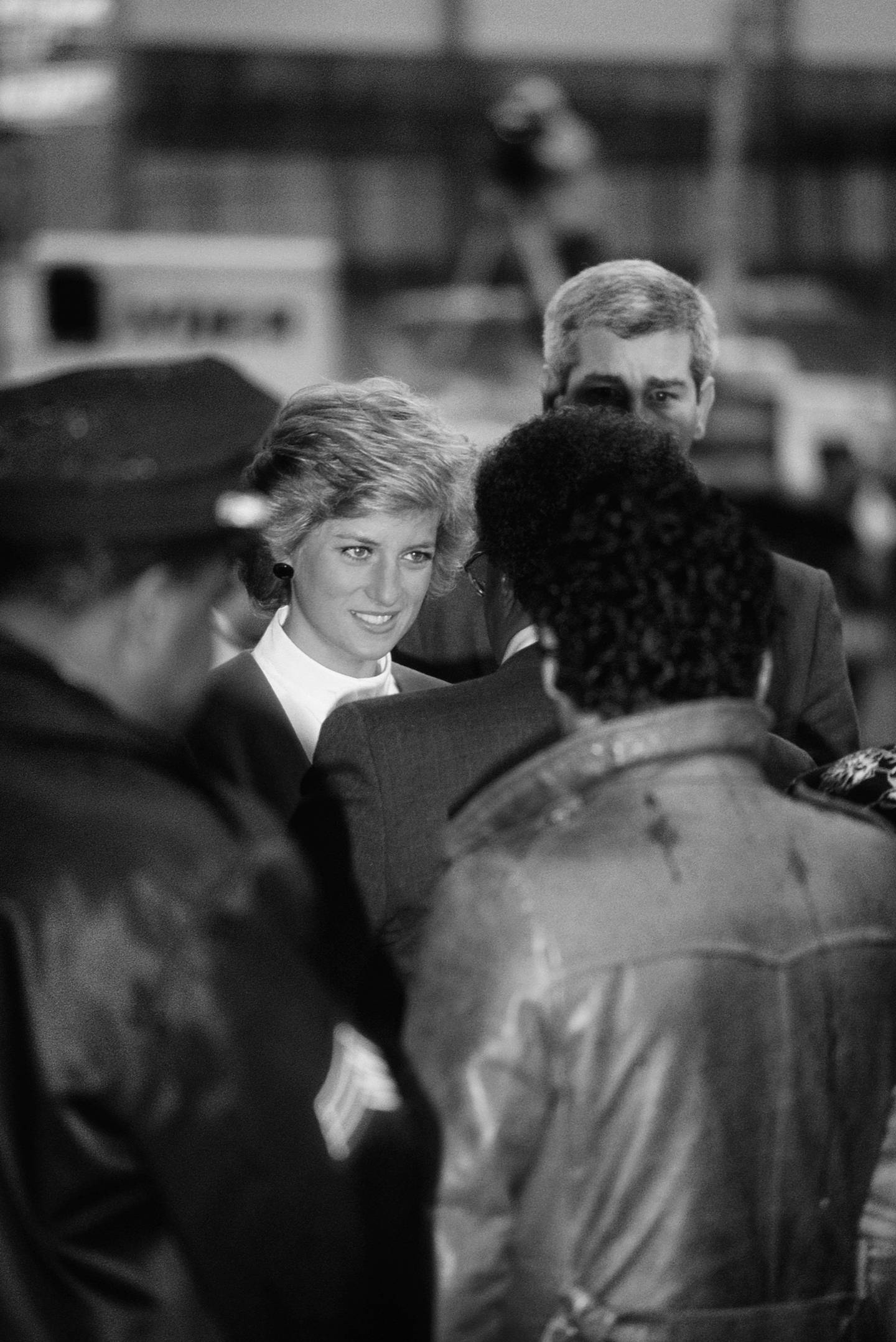Dianafilmen - 2E03NP3 Diana, Princess of Wales surrounded by police and security as she arrives for a visit to Harlem Hospital?s pediatric AIDS unit in Harlem. New York City, USA. Feb 1989  NTB kultur