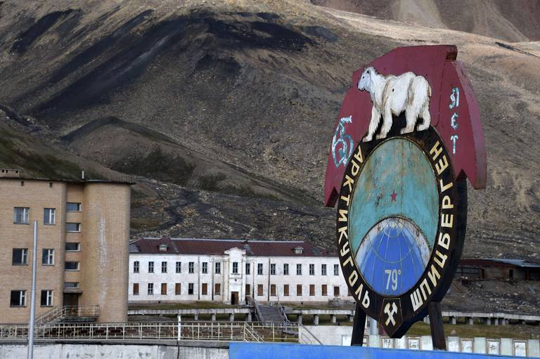 Pyramiden, den forlatte russiske gruvebyen på Svalbard, fotografert i 2015. Sovjetunionen kjøpte Pyramiden fra kullgruvas svenske eiere i 1927, og driftet den fram til 1998. En gang var det 1200 fastboende her. Nå prøver russerne å tiltrekke seg turister til området.