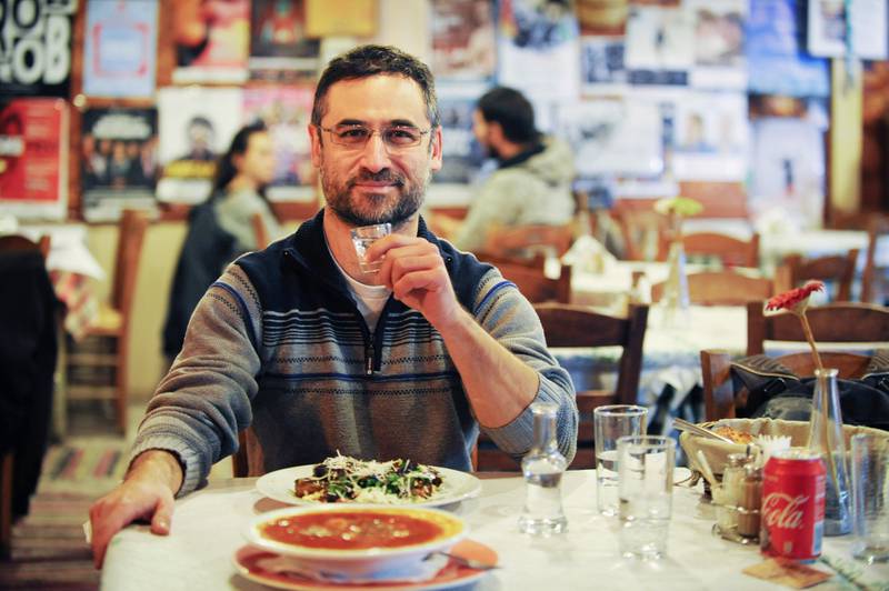 Til bords med din egen atener! Demetris Trigatzis viser deg Atens beste restauranter, og lager gjerne maten for deg om du vil. Her nyter vi en tradisjonell gresk bønnesuppe på Barba Yannis. 
