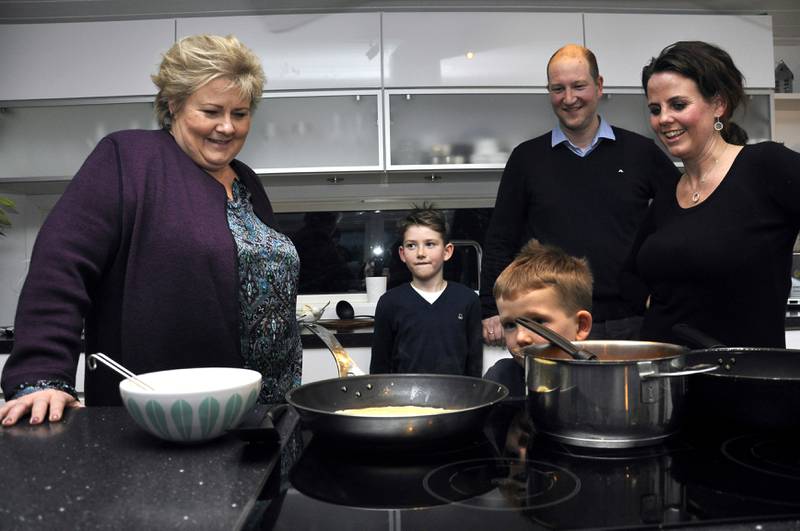 Statsministeren var med og stekte pannekakene, som er en tradisjon for familien på Randaberg. Foto: Arne Birkemo