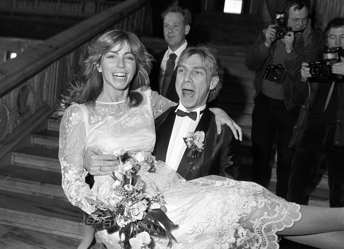 Oslo 1984-02: KJENDISBRYLLUP.  Anita Skorgan og Jahn Teigen ble viet i Oslo Rådhus 17. februar 1984. Her brudeparet fotografert med en skokk av pressefotografer som foreviget det hele. FOTO: Henrik Laurvik / NTB / SCANPIX