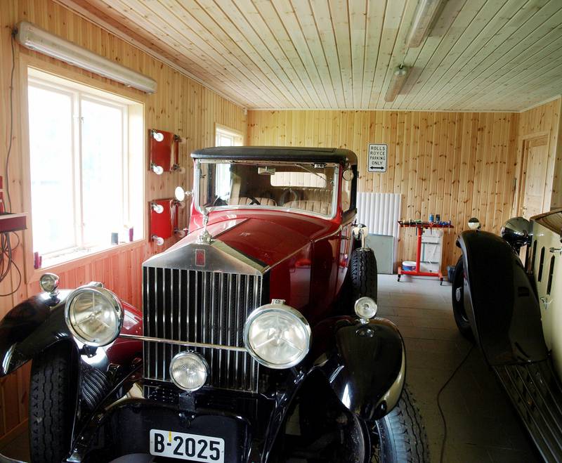 KLASSIKER: Denne Rolls-Roycen fra 1930 er parkert i egen garasje i nærheten av Årjäng og venter på å bli kjøpt.