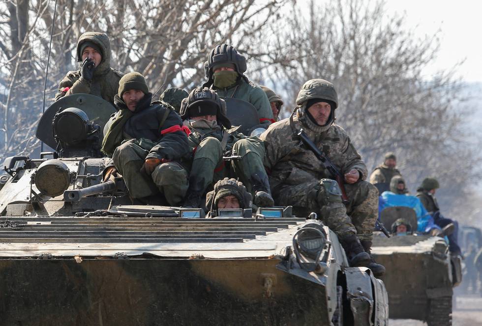 En tanks med pro-russiske soldater utenfor den separatiststyrte byen Volnovakha i Donetsk, øst i Ukraina, 12. mars.