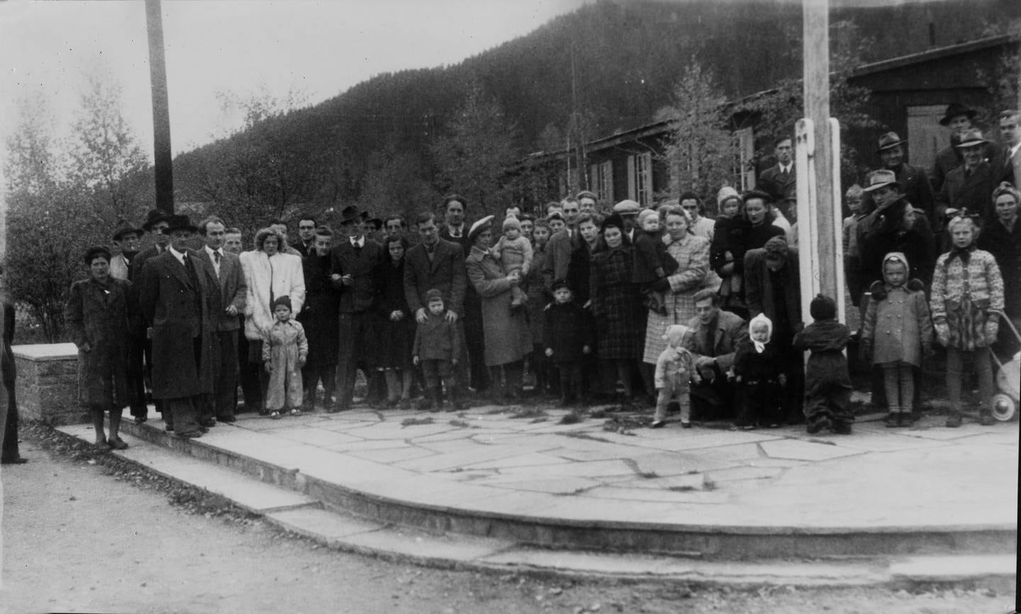 Familier flytter inn i den tidligere tyske brakkeleiren på Himstadjordet i oktober 1947. Her er innbyggerne samlet til møte. Beboerne organiserte seg i Himstadjordet vel som gjorde mye for å sørge for så gode boforhold som mulig med barnehage og forsamlingslokale.