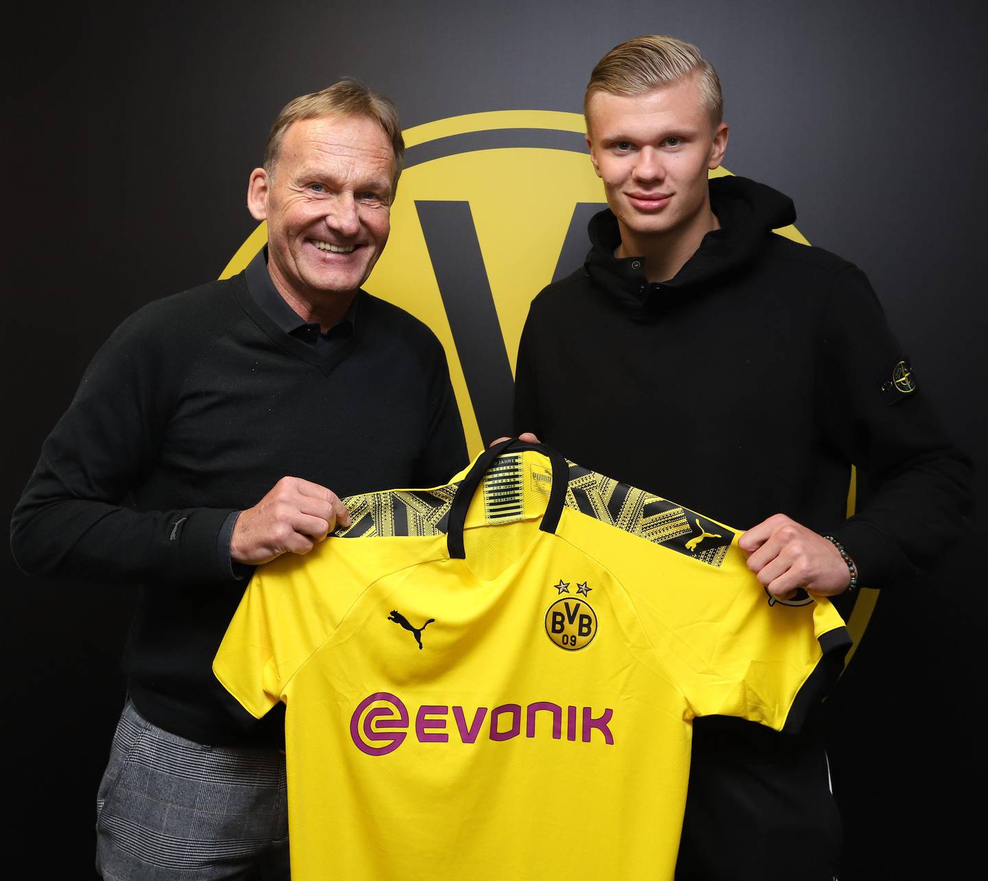 Hans-Joachim Watzke (L), CEO of German first division Bundesliga football club Borussia Dortmund, poses with the club's new recruit, Norwegian forward Erling Braut Haaland, holding his new jersey on December 29, 2019 in Dortmund, western Germany. - Borussia Dortmund announced that Haaland has signed a contract with them until June 2024. (Photo by Joel KUNZ / Borussia Dortmund / AFP) / RESTRICTED TO EDITORIAL USE - MANDATORY CREDIT "AFP PHOTO / Borussia Dortmund / Joel KUNZ" - NO MARKETING NO ADVERTISING CAMPAIGNS - DISTRIBUTED AS A SERVICE TO CLIENTS