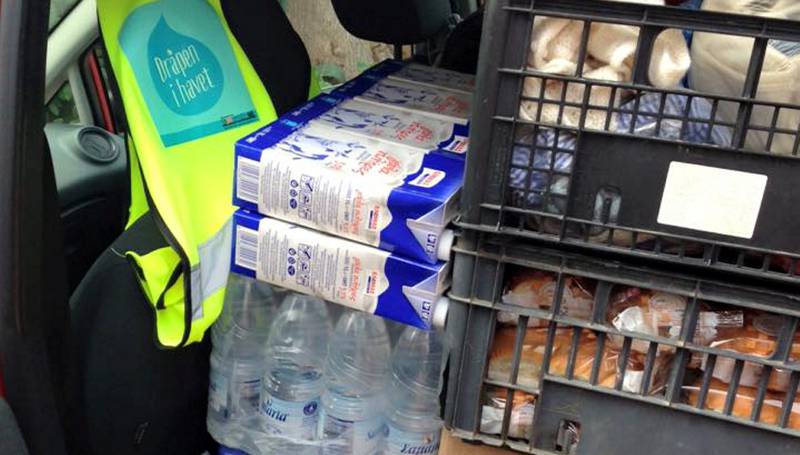 «Dråpen i havet sørger» blant annet for å dele ut vann og litt mat til flyktningene når de kommer i land. FOTO: INGVILD VATNE