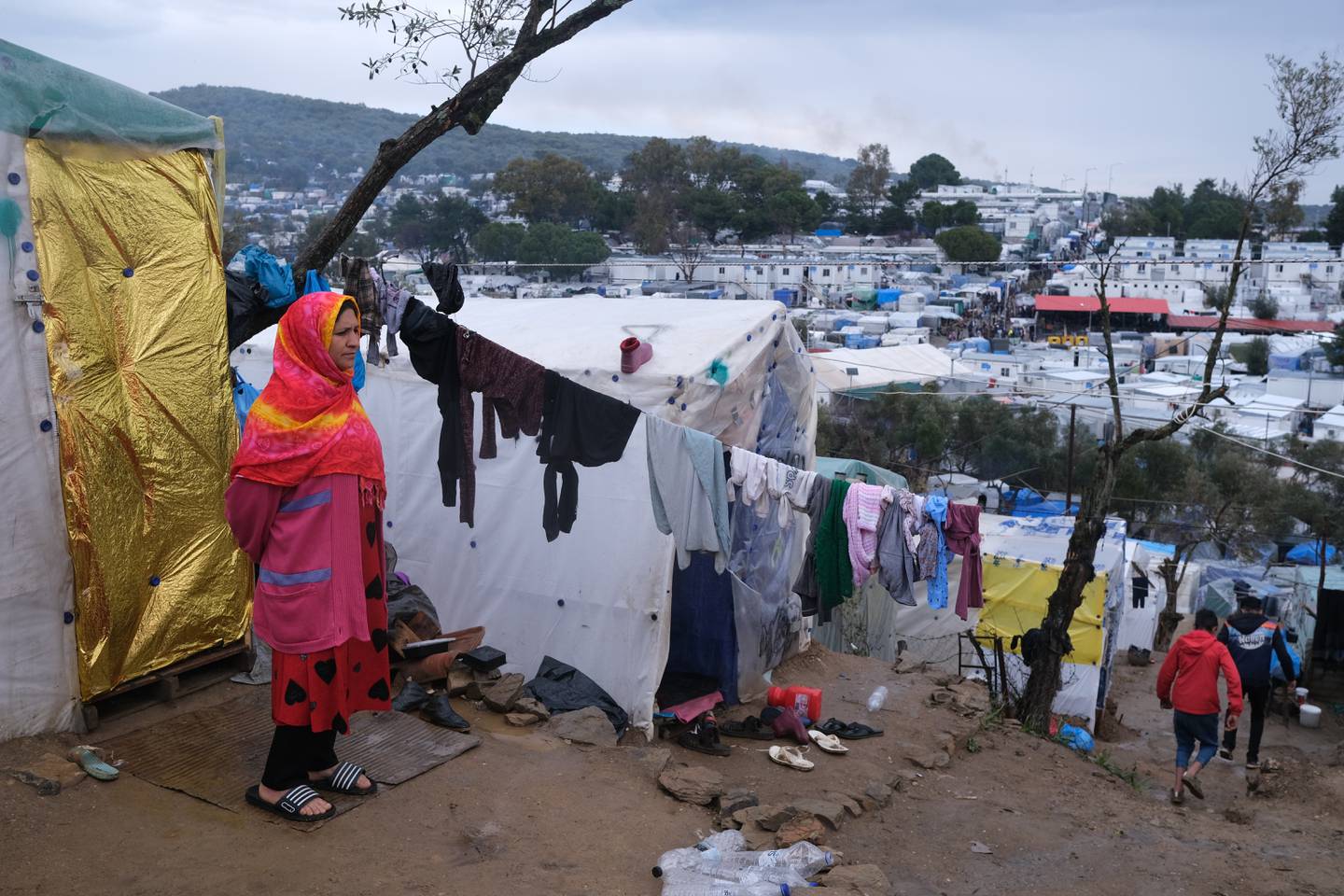En migrant står utenfor et telt ved utkanten av den overfylte Moria-leiren på den greske øya Lesvos i 2020. Leiren har fått enorm medieoppmerksomhet, og forholdene ble kritisert.