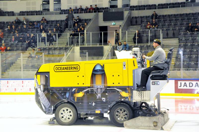 Ismaskinen ruller igjen i DNB Arena. Her klargjør vaktmesteren isen før internkamp på torsdag.