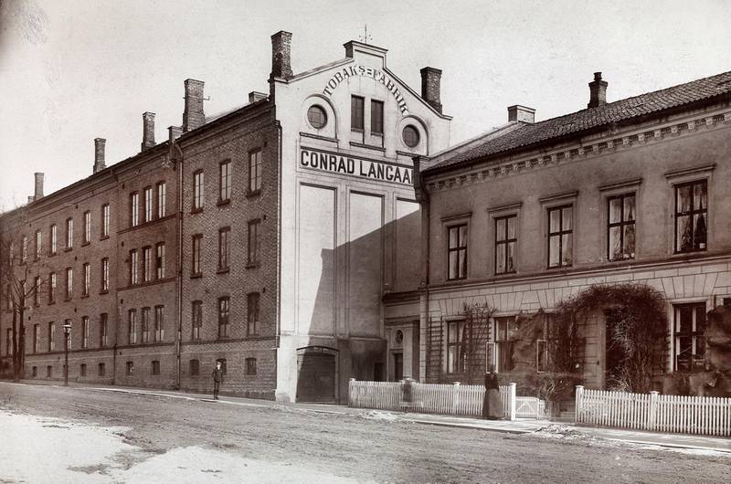 Conrad Langaards tobakksfabrikk i Pilestredet 56 på Bislett fotografert, ca. 1895. På 1890-tallet produserte Langaard de fleste typer tobakksvarer.