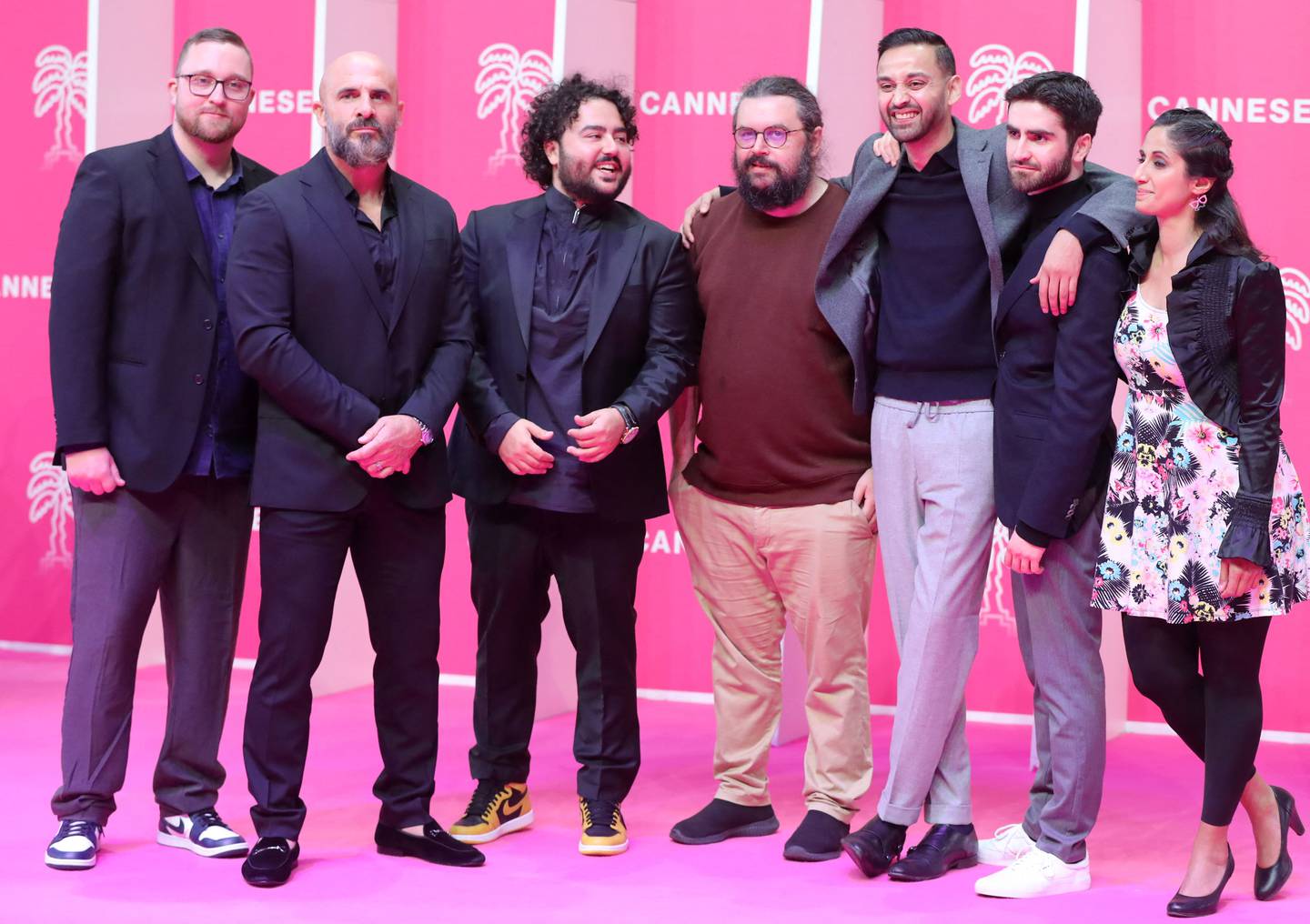 Izer Aliu (i midten) med skuespillerne fra serien «Jordbrukerne», under prisutdelingen på festivalen Canneseries, 12. oktober 2021
