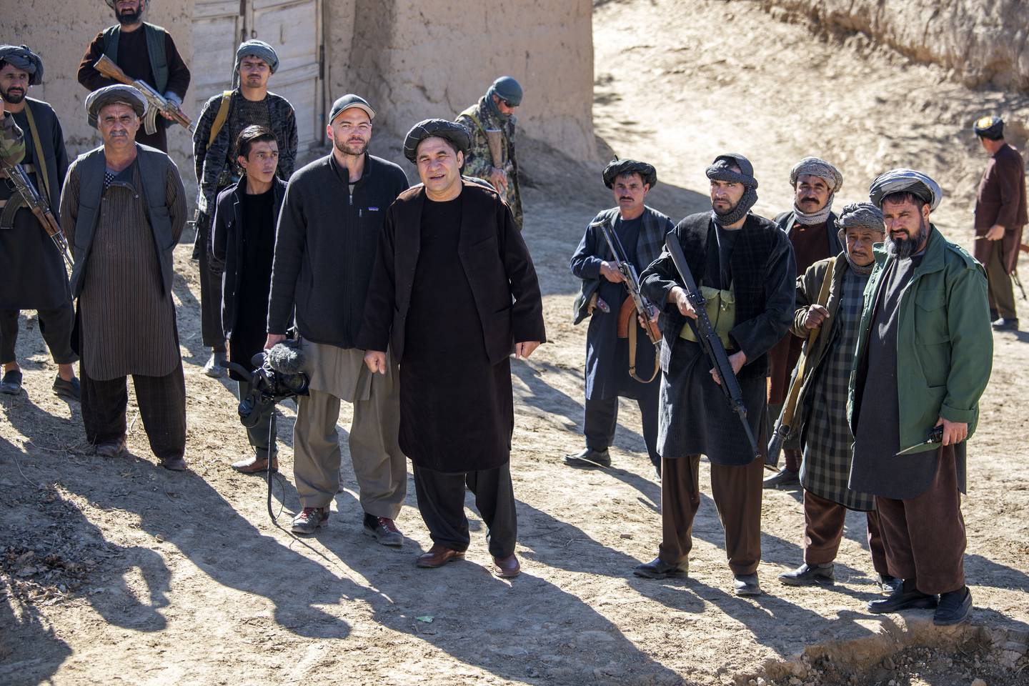 Anders Hammer med krigsherren Nizamuddin Qaisari og hans soldater i Faryab-provinsen i Nordvest-Afghanistan.