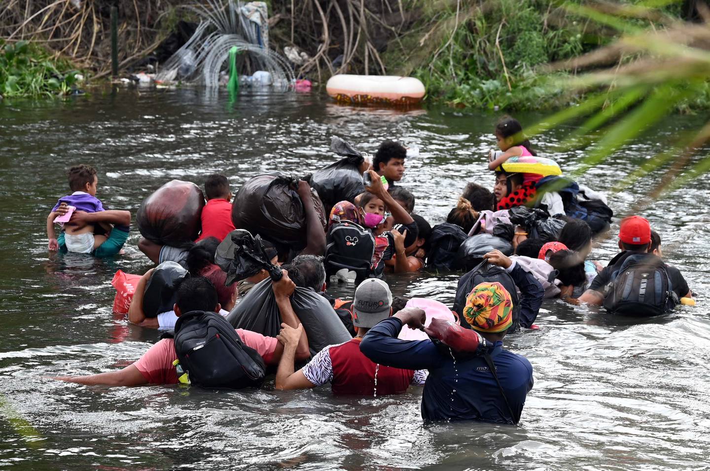 Migranter forsøker å komme seg til USA fra Mexico ved å krysse Rio Grande.