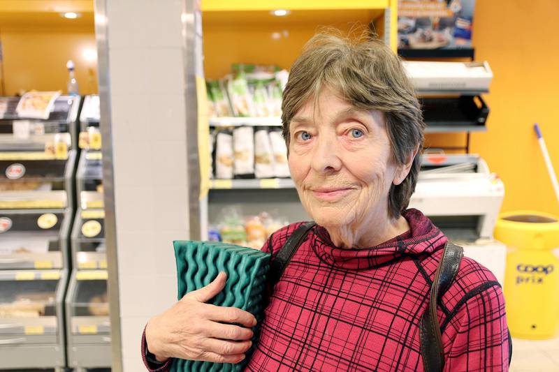 Anne Randi Aarthun har bodd i Saxemarka i 30 år, og er butikkens nærmeste nabo. Hun mener nedleggelsen er et stort tap for nærområdet. Foto: Thor Erik Waage