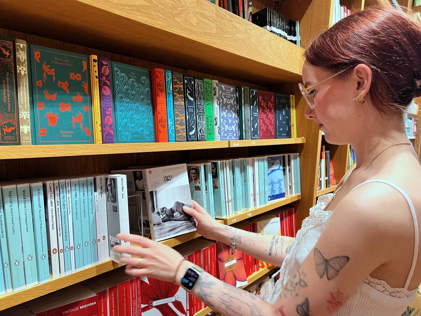 LESEGLAD: Ylva Øverland Sørli er glad i å lese og anslår at hun har over 300 bøker hjemme. Her er trønderen på jobben sin i en bokhandel i Oslo.
