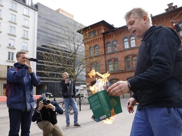 Høyreekstremist satte fyr på koraner i Stockholm