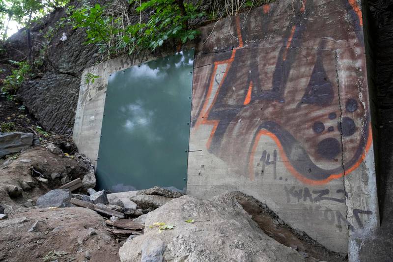 Oslo 20200903. 
Grotten på St. Hanshaugen der flere personer ble skadet av kullosforgiftning etter en fest natt til søndag ble i dag stengt igjen med en stor jernplate.
Foto: Terje Pedersen / NTB scanpix