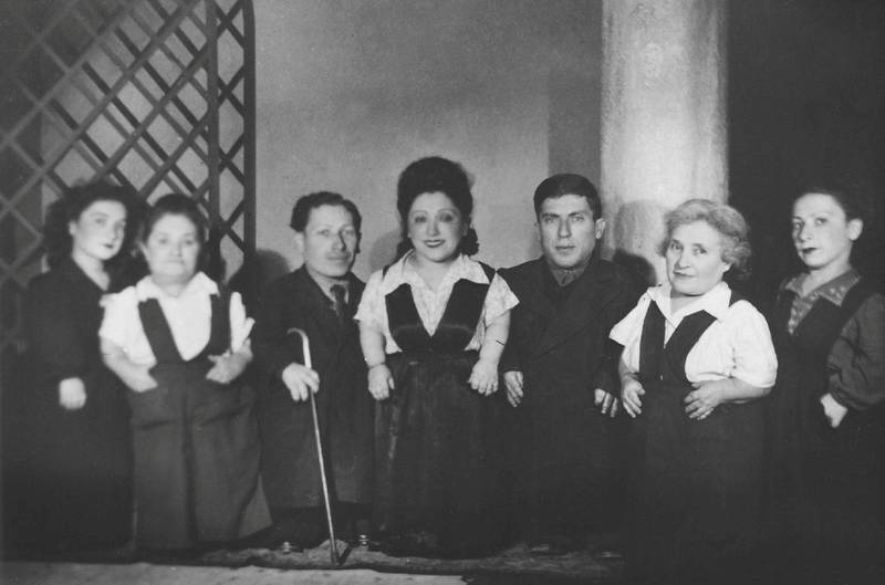 Fra venstre til høyre: Perla, Rozika, Abraham, Frieda, Micki, Francesca og Elizabeth Ovici. Bilde er tatt en gang mellom 1950 og 1954. Foto: United States Holocaust Memorial Museum