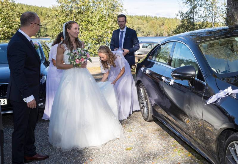 Aurskog  20180915.
Astrid Mangen Cederkvist retter på brudekjolen på vei inn til i Mangen kapell sammen med sin far Haakon.
Foto: Vidar Ruud / NTB scanpix