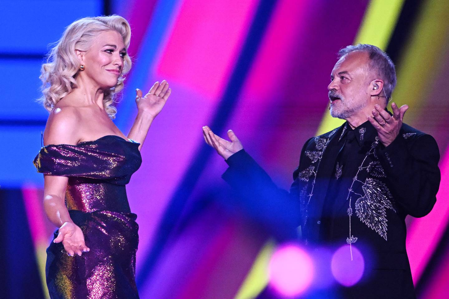 Hannah Waddingham og Graham Norton ledet siste dela av lørdagens Eurovision Song Contest. Årets finale samlet færre NRK-seere enn tidligere, men satte historisk rekord i antall seere for BBC på øyriket.