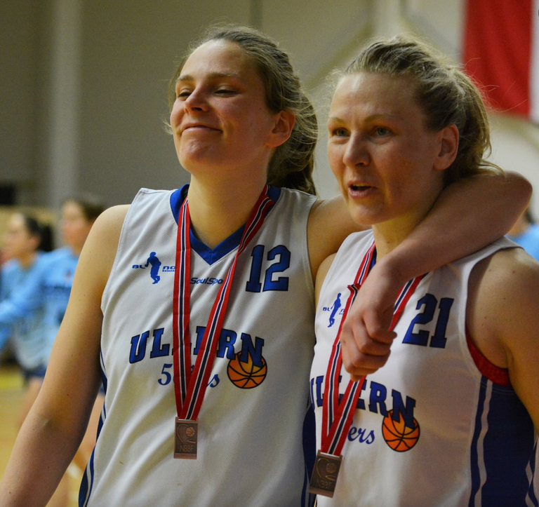 Bronsen var gull verdt for Tori Solberg Halvorsen og Tina Moen på Ullerns damelag i basket.