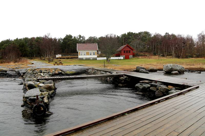 Langøy har flere kaier og fine områder å ankre opp ved. Her fra Lundsvågen Naturskole som har aktivitet på øya. Foto: Arne Birkemo