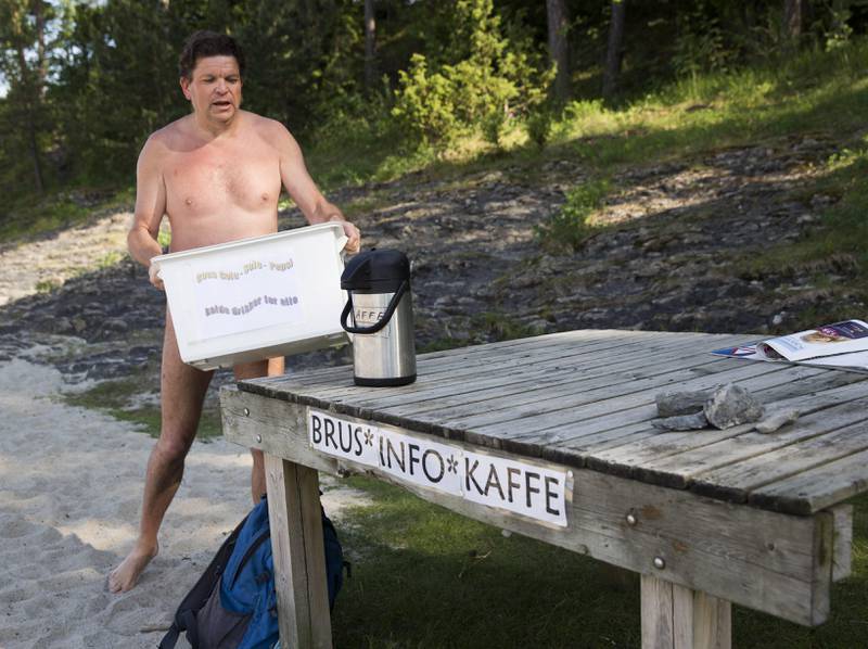 Leen­dert Combee, le­der i As­ker og Bæ­rum na­tu­rist­for­e­ning (ABNF), rig­ger til et bord med bro­sjy­rer om na­tu­ris­me.