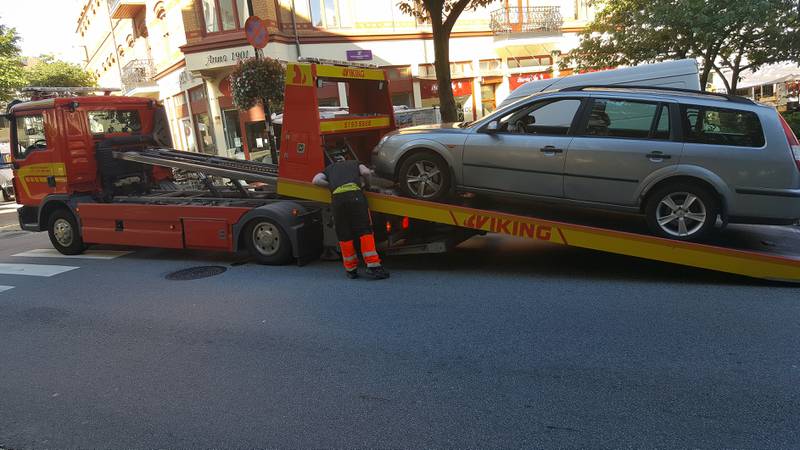 Bilen ble tauet vekk. Foto: Pål Karstensen