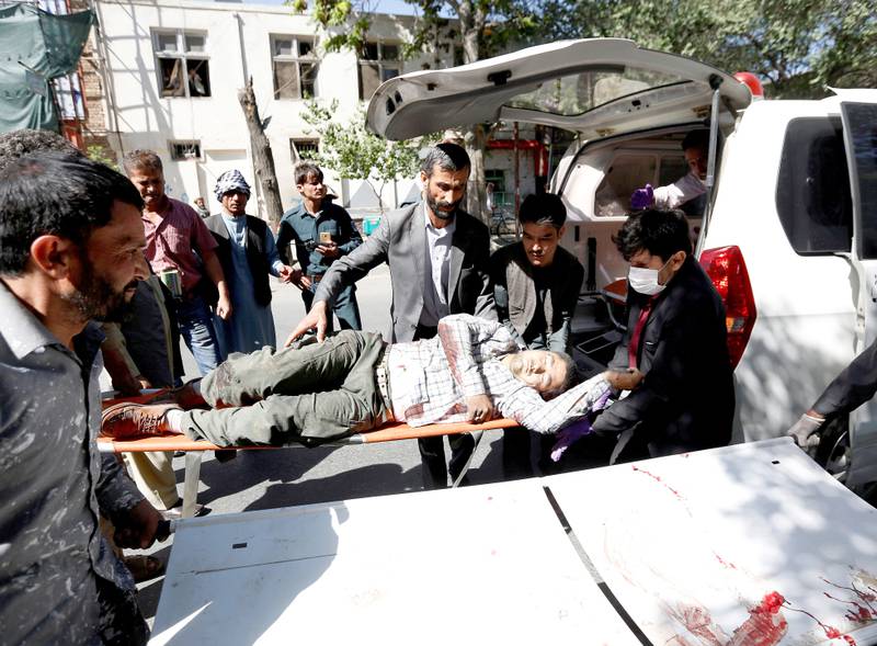 En mann blir lagt over på en båre for å bli fraktet til sykehus etter     eksplosjonen i morgentimene i Afghanistans hovedstad, Kabul, i går.  FOTO: MOHAMMED ISMAIL/NTB SCANPIX