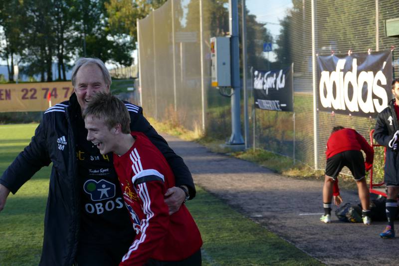 Skeids trener og kaptein jubler etter tre poeng og sannsynligvis en ny sesong i 2. divisjon. Stig Mathisen og Jens Braathen Rongved. FOTO: PER ERIK MOEN